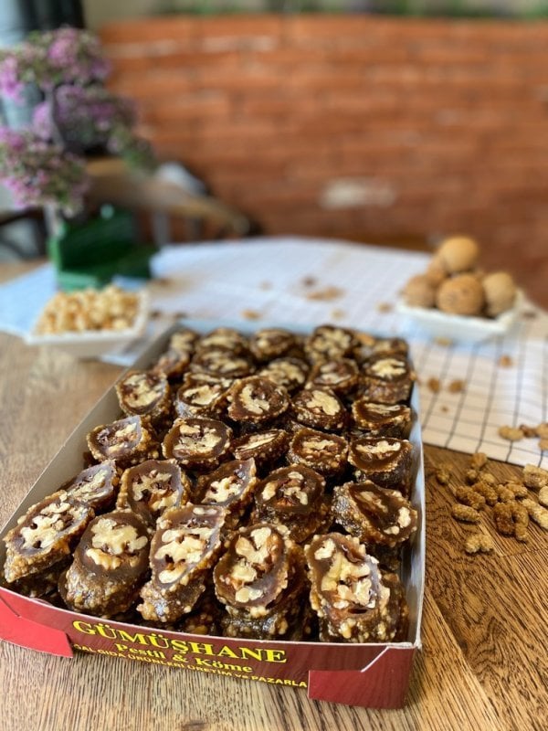 Pikolalı Köme ( Cevizli Sucuk )